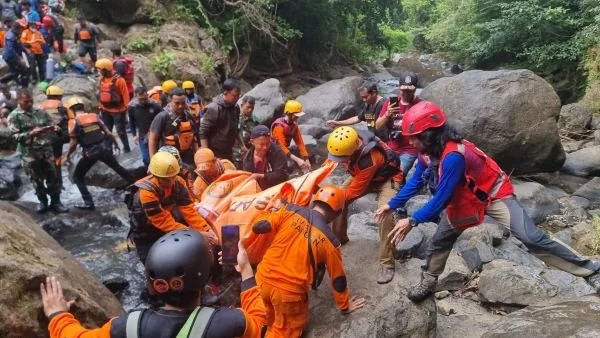 Tim SAR gabungan saat pencarian korban tenggelam di air terjun Jami, Kabupaten Maros (Dok : ist)