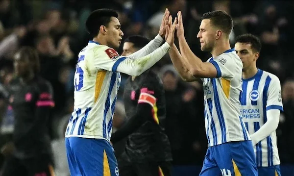 Selebrasi dilakukan Joel Veltman dan Diego Gomez usai laga putaran keempat Piala FA antara Brighton vs Chelsea di Stadion American Express, 8 Februari 2025. (Photo by Ben STANSALL / AFP)(AFP/BEN STANSALL)