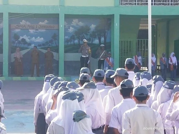 Kasat Lantas Polres Jeneponto, IPTU Baharuddin saat memberikan arahan kepada pelajar. (Ist).