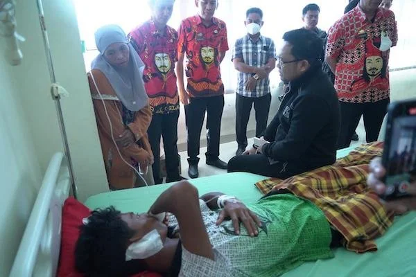 Wakil Bupati Gowa, Darmawangsyah Muin Saat Mengunjungi Korban Serangan Geng Motor, (Dok: Ist).