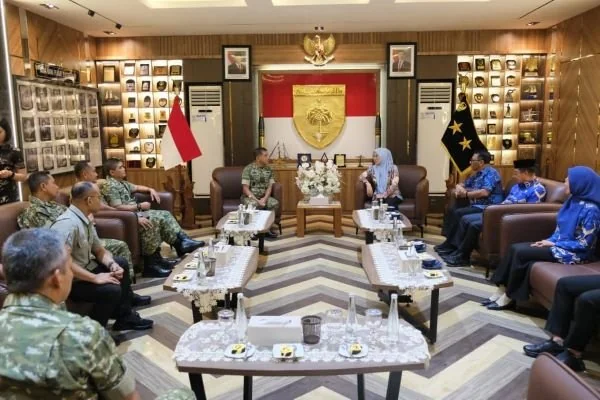 Bupati Gowa, Sitti Husniah Talenrang saat Melakukan Silaturahmi dengan Pangdam XIV/Hasanuddin, Mayjen TNI Bangun Nawoko di Makodam XIV/Hasanuddin, (Dok: Ist).