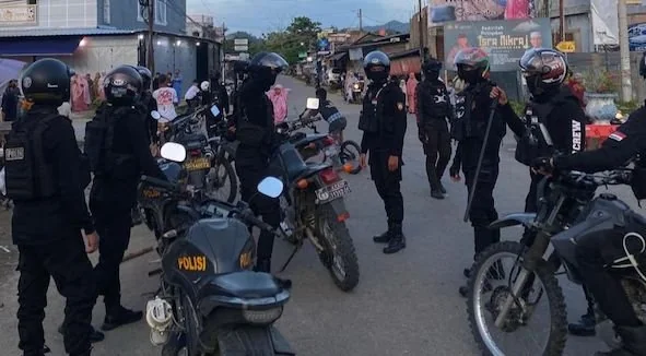 Personel piket Patmor Polresta Mamuju saat melakukan patroli.