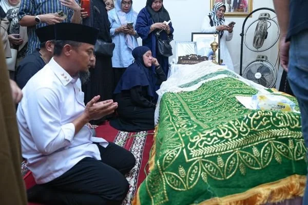 Gubernur Sulsel, Andi Sudirman Melayat Prof Paturungi Parawansa, Mertua Gubernur Jatim Khofifah (Dok : Ist).