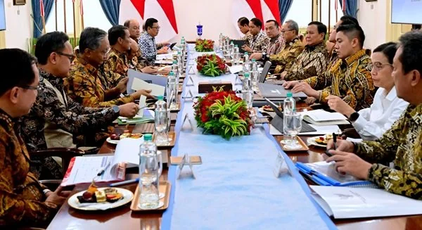 Presiden Prabowo Subianto memimpin rapat terbatas (ratas) bersama sejumlah menteri Kabinet Merah Putih di Istana Merdeka (Dok : Ist).