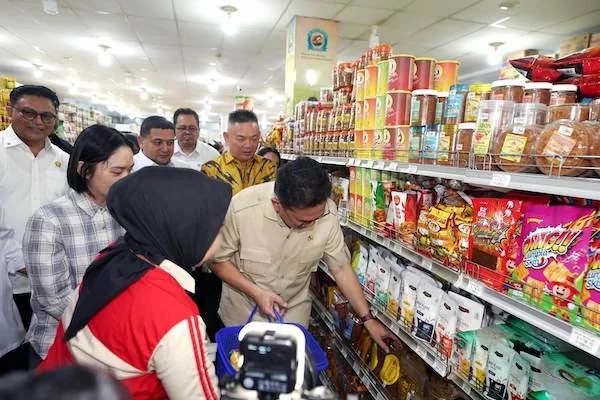 Menteri Perdagangan Budi Santoso meninjau ketersediaan bahan pokok di salah satu ritel modern di Makassar (dok. Ist)