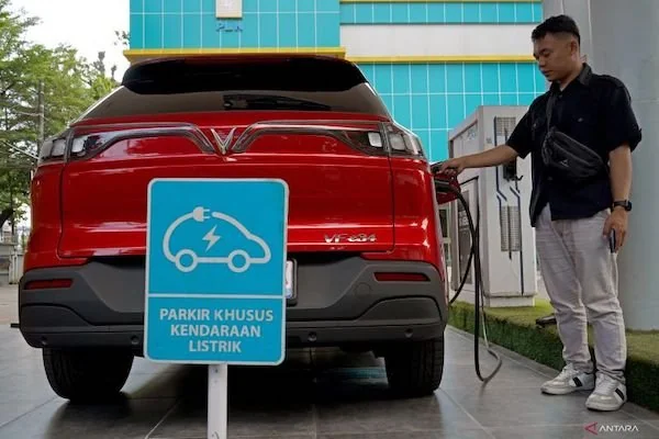 Pelanggan mengisi daya mobil listrik di Stasiun Pengisian Kendaraan Listrik Umum (SPKLU), Makassar, Sulawesi Selatan, Selasa (1/10/2024). . ANTARA FOTO/Hasrul Said.
