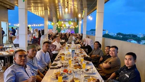 Suasana buka puasa di Rooftop lantai 8 dan Restoran lantai 2 Empress Hotel by LIFE (Dok : Ist).