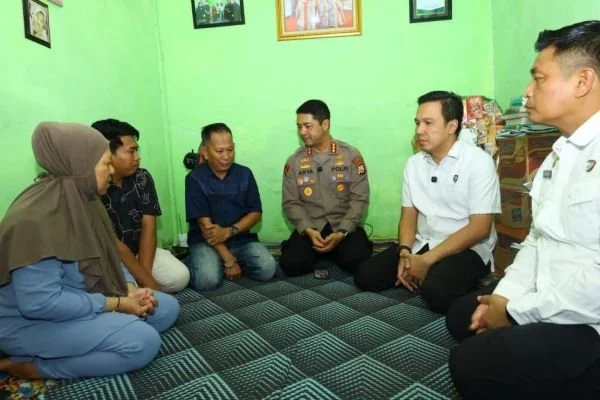 Kunjungan pihak Polrestabes Makassar di rumah orang tua ojol yang tewas di keroyok (Dok:Ist)