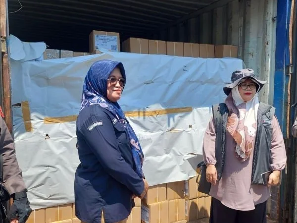 Ketua Bawaslu Bantaeng, Ningsih Purwanti saat melakukan pengawasan ketat logistik di Lapangan 1000 Dermaga Pelabuhan Soekarno Hatta, Kota Makassar (Dok : Ist).