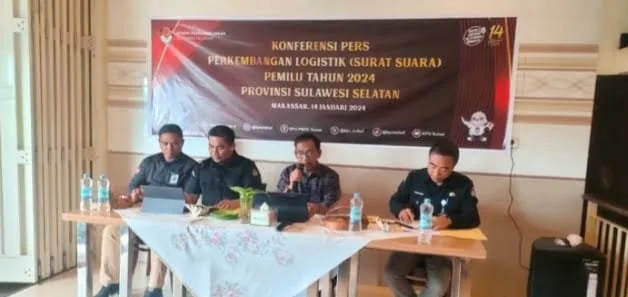 KPU Sulsel saat menggelar konferensi pers di Makassar terkait jumlah surat suara yang rusak, Minggu (14/1). Foto Ist