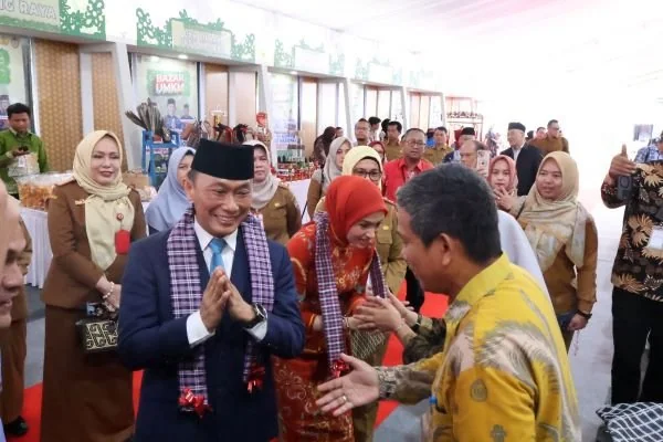 Ketum KORPRI Nasional Zudan Arif Fakrulloh bersama ibu Gubernur Kalimantan Tengah Yulistra Ivo Sugianto Sabran saat mengunjungi stand Bazar Sulawesi Barat (Dok : Ist).