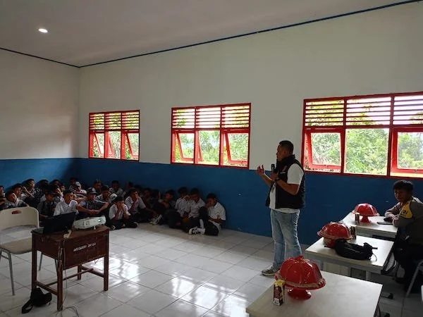 Kanit Reskrim Polsek Batang, Aipda Sulaiman saat mengedukasi pelajar dan guru tentang bentuk-bentuk kekerasan seksual terhadap anak dibawah umur di SMPN 6 Jeneponto. (Foto/ist).