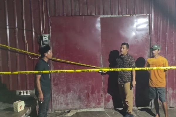 Kanit Tipiter Sat-Reskrim Polres Jeneponto, Ipda Abd. Rahman bersama Aipda Sumarlin saat melakukan penyegelan gudang BBM di Saroppo (Dok : Ist).