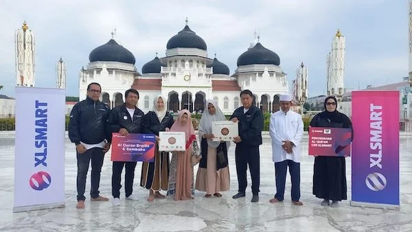 Director & Chief People Officer XLSMART, Jeremiah Ratadhi saat Penyerahan Wakaf Al-Quran yang dilaksanakan di Kota Banda Aceh (Dok: Ist)