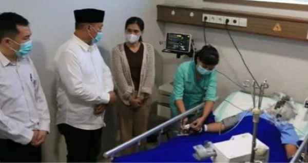 Kanwil Kemenag Sulsel saat membesuk korban kebakaran Kantor DPRD Makassar (Dok : Ist).