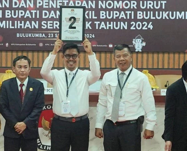Paslon Andi Utta-Edy Manaf  memperlihatkan Nomor urut 2 usai Pencabutan  di Kantor KPU Bulukumba 2024 ist