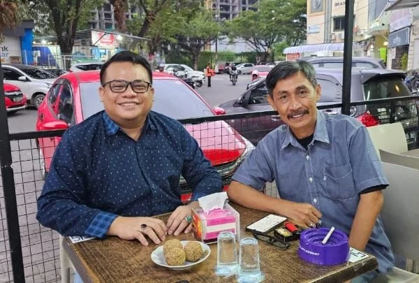 Direktur PT IPI Suwadi Idris Amir (kiri) foto bersama Andi Bau Usdi, cucu Raja Bone Andi Mappanyukki (kanan) (Dok : ist).