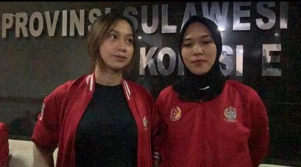 Nadya Baharuddin (kanan) atlet karate peraih medali perak untuk kontingen Sulsel di PON XXI Aceh-Sumut (Dok : Syamsi KabarMakassar).