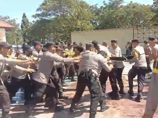 Ketgam: Pelatihan simulasi Sispamkota di halaman Polres Jeneponto (Dok : Ist).