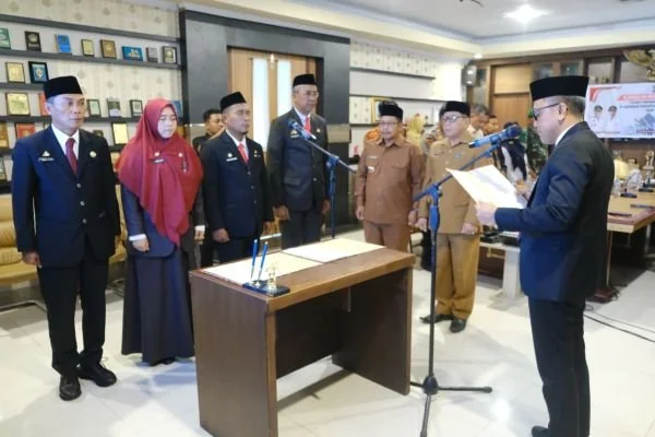 Bupati Jeneponto, H. Paris Yasir saat melantik empat pejabat baru berdasarkan hasil seleksi terbuja jabatan pimpinan tinggi di ruang Rapat Lantai 2 Kantor Bupati Jeneponto (Dok : Ist).