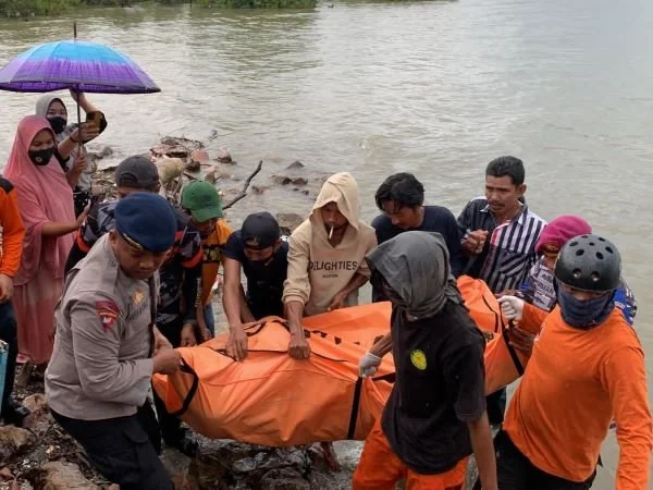 Korban tenggelam di Muara Sungai Tangka, Sinjai berhasil ditemukan oleh Tim SAR Gabungan (Dok : ist).
