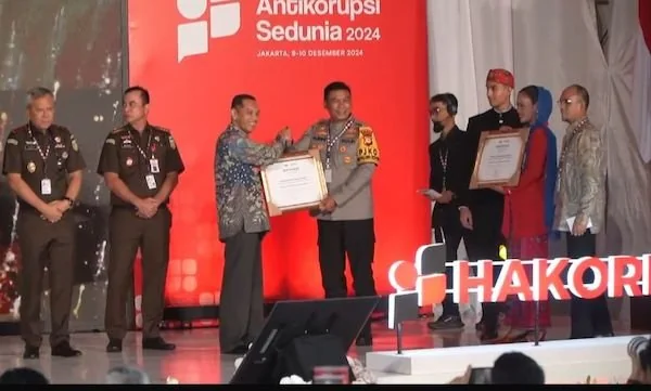 Kapolda Sulsel saat menerima penghargaan KPK Award (Dok:Ist)