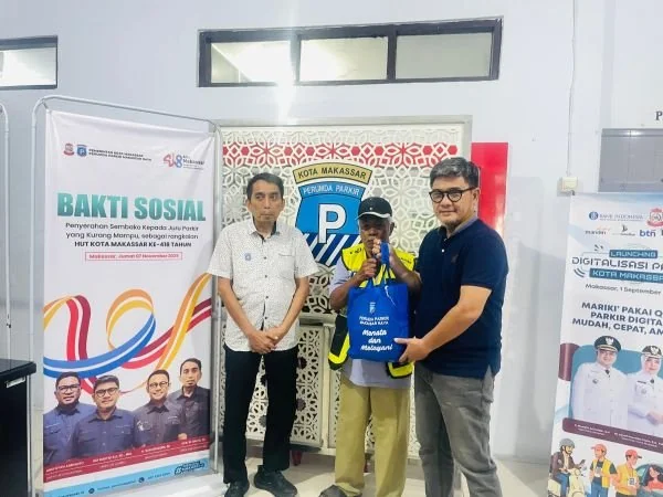Perumda Parkir Makassar Raya menggelar kegiatan bakti sosial berupa pemberian paket sembako kepada ratusan juru parkir (jukir) kurang mampu. Dok. Ist