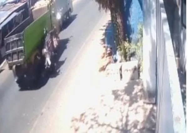 Rekaman CCTV Truk Tabrak Pemotor di Poros Gowa-Takalar. (Dok: Ist)