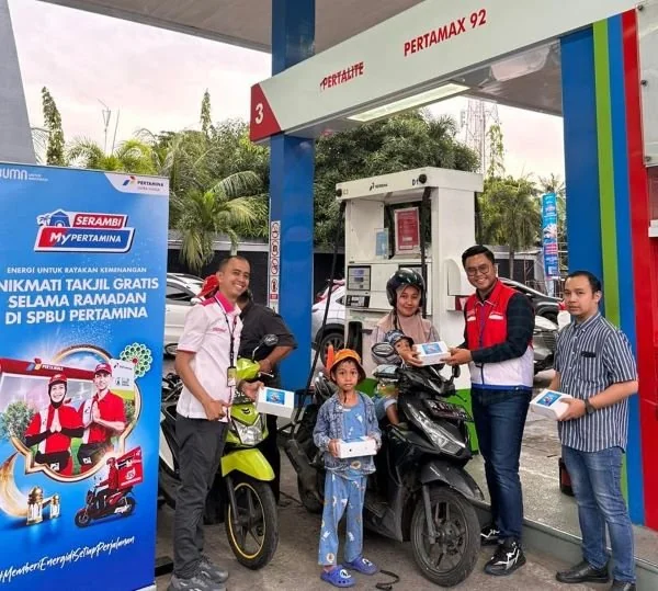 Manajemen Pertamina Sulawesi Cek Kesiapan Sarfas dan Berbagi Takjil di Makassar.