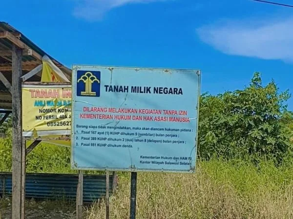 Pemasangan Papan Bicara di area Tanah Kanwil Kemenkum Sulsel (dok : Ist).