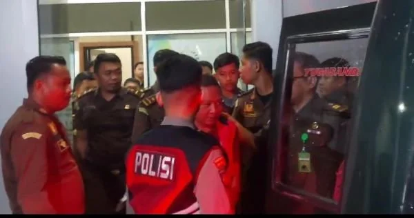 Tersangka saat di giring ke mobil tahanan (Dok : Ist).
