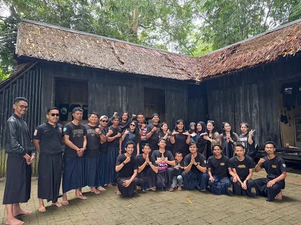 Pengunjung Berfoto Bersama di depan  kawasan Suku Adat Kajang  Bulukumba (Fitriani Lestari)