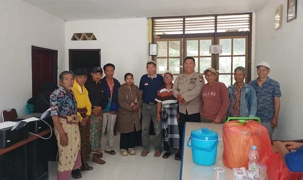 Foto bersama Kepala Lembang Sa'dan Liku Lambe', Bhabinkamtibmas Polsek Sa'dan dan Kedua belah pihak usai peretemuan persoalan pemberian nama pada Gereja Khatolik Stasi Santo Lukas Buntu Kole di kantor Lembang Sa'dan Liku Lambe'. Dok. Jerni.