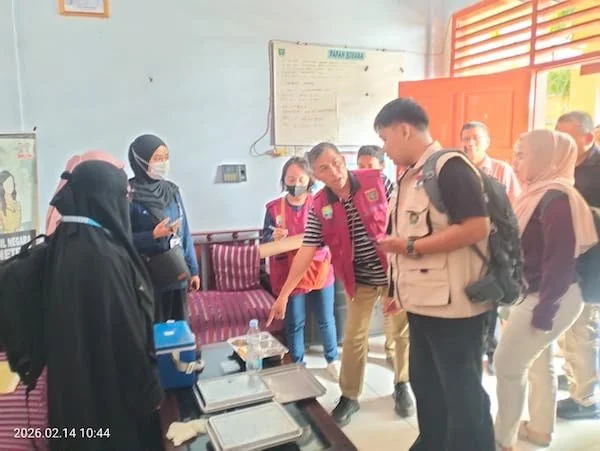 Dinas Kesehatan Polman saat melihat kondisi MBG yang disantap siswa(dok:ist)