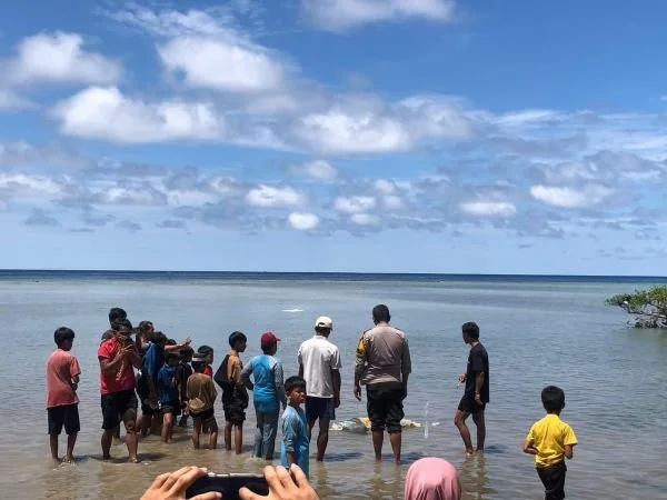 Warga Tubo Sendana saat menemukan mayat nelayan yang hilang (Dok : Ist).
