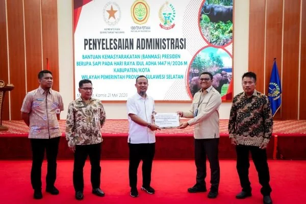Tim Sekretariat Kepresidenan RI menyerahkan secara simbolis bantuan sapi kurban Presiden Prabowo Subianto untuk Provinsi Sulawesi Selatan. (Dok: Ist)
