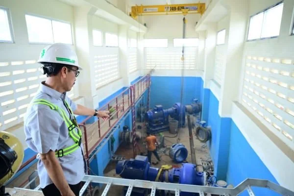 Pelaksana Tugas (Plt) Direktur Utama Perumda Air Minum Kota Makassar, Andi Syahrum Makkuradde saat Meninjau Intake Manggala (Dok: Ist).