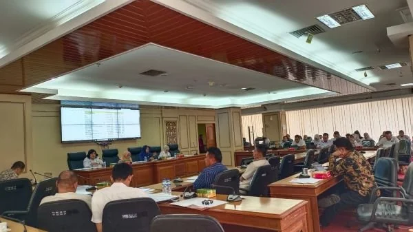 Rapat Panitia Kerja Laporan Keuangan dan Pertanggungjawaban Gubernur di Gedung DPRD Sulsel (Dok : Ist).