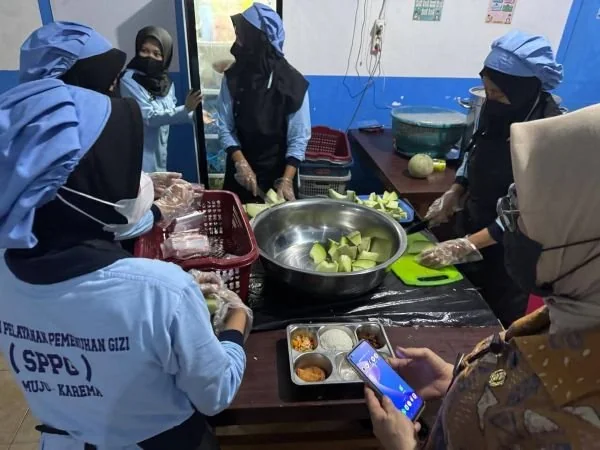 SPPG saat memasak di salah satu dapur yang ada di Kabupaten Mamuju (Dok : Ist).