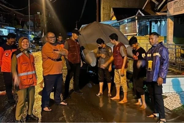 BPBD sulbar saat memantau sejumlah titik banjir di dalam Kota Mamuju (Dok : Ist).