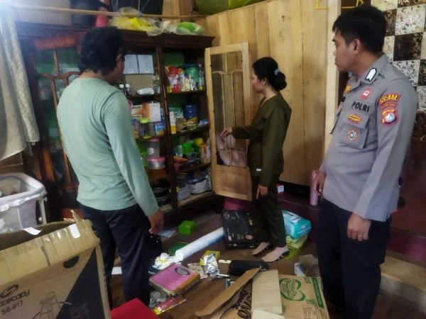 Korban saat menunjukkan tempat barang yang diambil pencuri (Dok : ist).