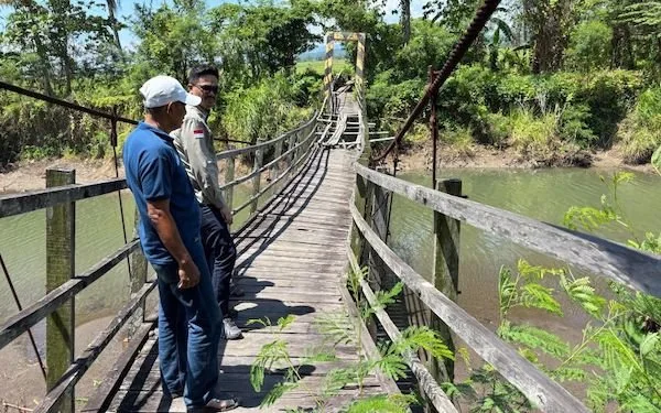 Penampakan Jembatan Rusaka saat Anggota Komisi V DPR RI, Teguh Iswara Suardi Kelokasi (Dok: Ist).