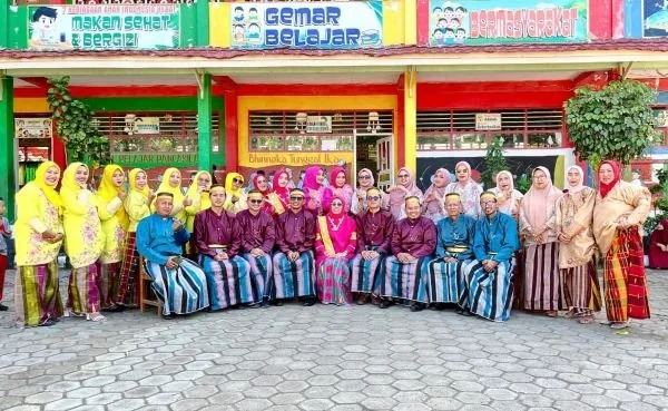 Kepala Sekolah UPT SDN 8 Binamu, Ernawati. DL, S.Pd, M.Pd bersama Guru dan staff saat melakukan swafoto dengan balutan baju adat khas Bugis Makassar dalam Peringatan Hari Jadi Jeneponto ke-163. (Dok: Ullah)