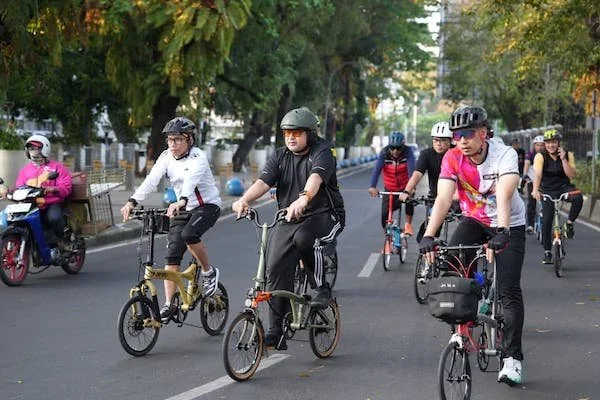 Wali Kota Makassar, Munafri Arifuddin saat Gowes Bareng SKPD Tinjau Jumat Bersih di Kecamatan (Dok: Ist).