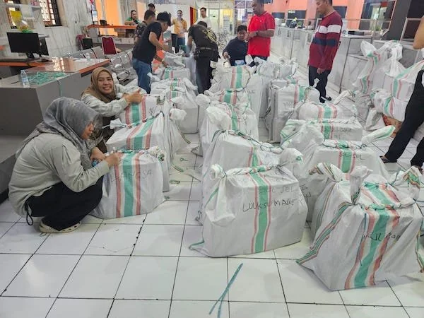 Pemprov Sulsel distribusikan bantuan logistik via PT Pos untuk tiga provinsi terdampak bencana (dok. Ist)