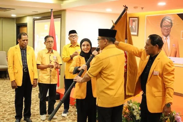 Anggota DPRD Kota Makassar Irmawati Sila saat Menerima Pataka, (Dok: Sinta KabarMakassar).