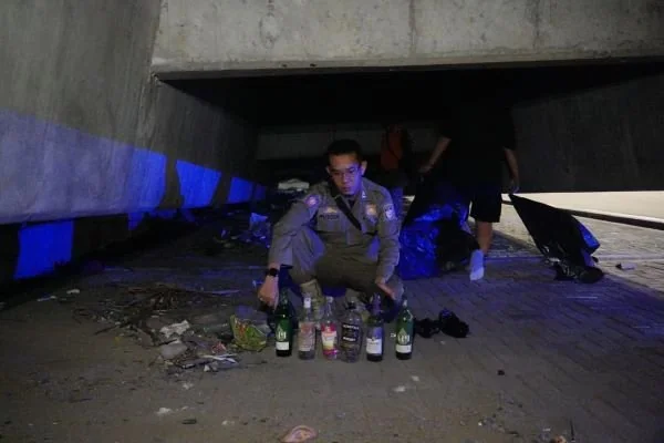 Kecamatan Rappocini Bersih-bersih Bawa Tol Pettarani Temukan Botol Bir (Dok: Ist).