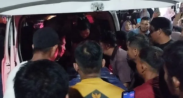 Jasad Rusli saat tiba rumah duka dengan Mobil ambulance. Foto: ullah.