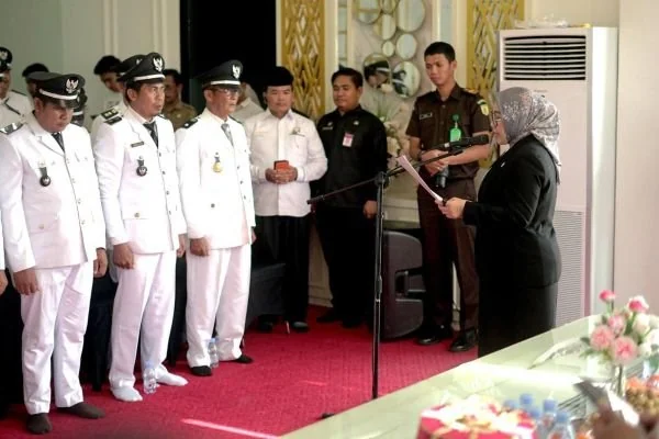 Bupati Mamuju saat mengukuhkan sejumlah kepala desa untuk perpanjangan masa jabatan (Dok : Ist).