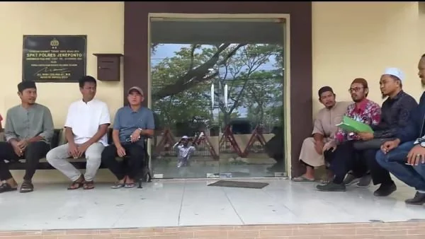 Ustazd Multazam bersama warga saat mendatangi Polres Jeneponto. Dok. Ist